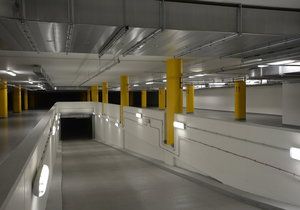 V září se mají podzemní garáže pod Letnou konečně otevřít.