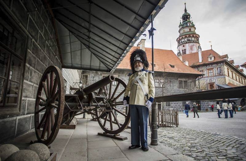 Schwarzenberská granátnická garda by se měla vrátit na nádvoří krumlovského zámku, městu by se tak vrátil unikát, jaký ve světě mají jen některá města, kde žijí královské rodiny.