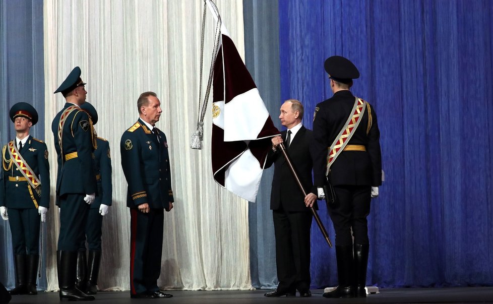 Vladimir Putin předal standartu veliteli nové gardy Zolotova, 2017.