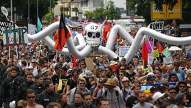 V bavorském Garmisch-Partenkirchenu demonstrují tisíce lidí.