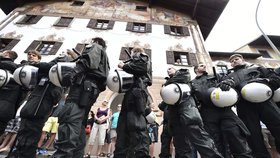 V bavorském Garmisch-Partenkirchenu demonstrují tisíce lidí.