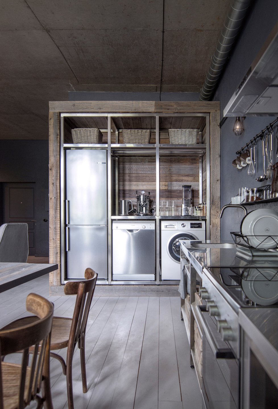 Na dřevěný modul, do nějž architekti umístili koupelnu, navazuje nika s kuchyňským regálem. Vznikl tak prostor pro nejnutnější spotřebiče.