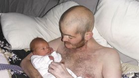 Umírající voják drží novorozenou dceru: Za týden ho zabila rakovina!