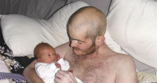 Umírající voják drží novorozenou dceru: Za týden ho zabila rakovina!