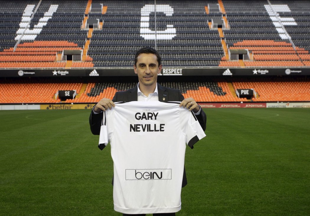 Gary Neville opustil roli televizního experta a stal se trenérem Valencie