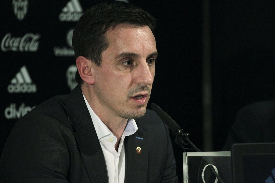 Nový trenér Valencie Gary Neville na své první tiskové konferenci v nové roli