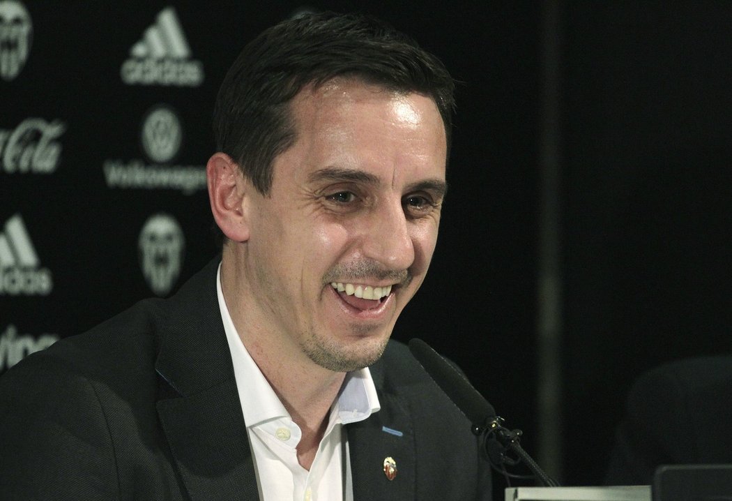 Na své první tiskové konferenci v roli trenéra Valencie se Gary Neville dobře bavil