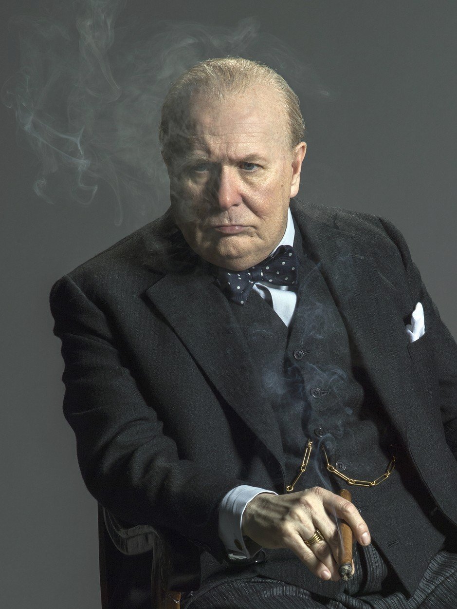 Gary Oldman jako Winston Churchill v Nejtemnější hodině