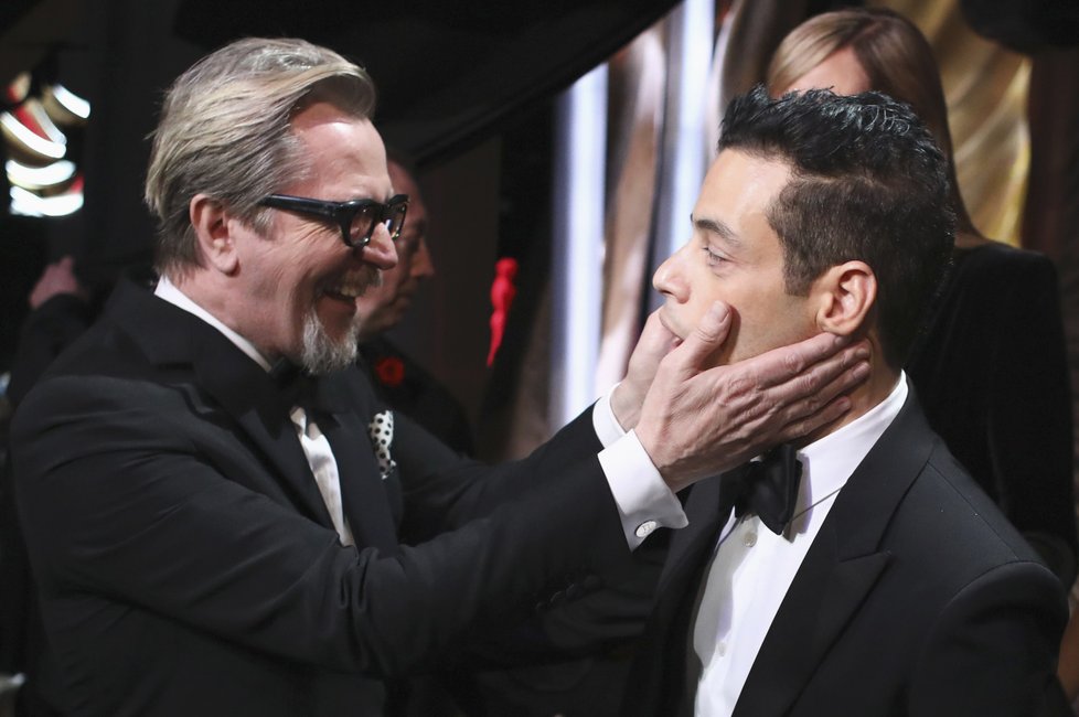 Gary Oldman letos předal Oscara Rami Malekovi