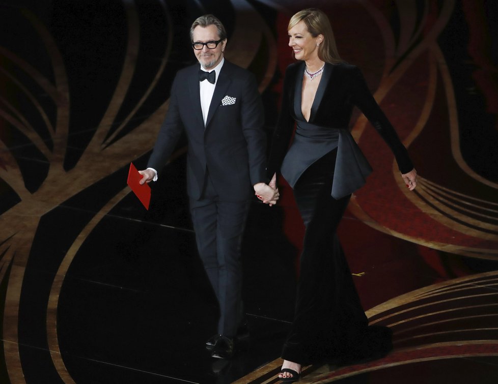 Gary Oldman a Allison Janney předávali Oscary