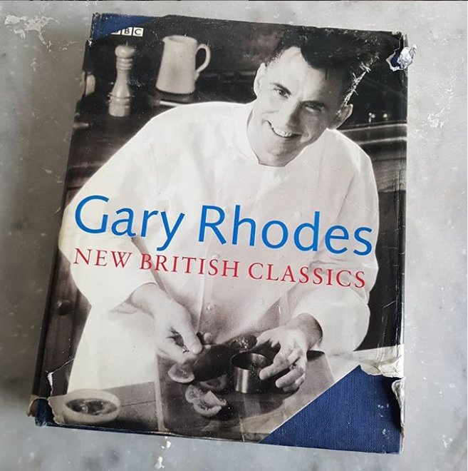 Zemřel známý šéfkuchař Gary Rhodes.