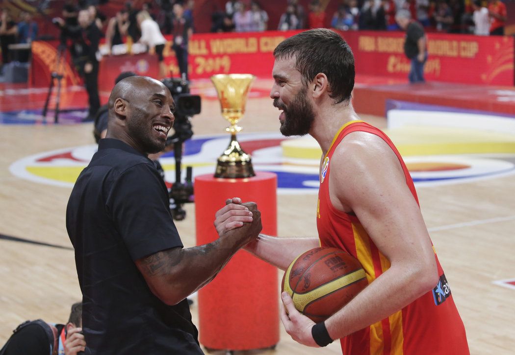Kobe Bryant gratuluje Marku Gasolovi k zisku světového titulu