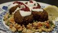 6.2. – Tereza Vandrovcová: CO: Falafel Tabouleh. KDE: Doma. JAK (hodnocení): 8. ZA KOLIK: 20,- Kč. CELKOVÝ DOJEM: Dnes jsem doma usmažila falafel neboli arabské placičky z cirzny s cous cous salátem, sojovým jogurtem a pikantní harisou. Tento recept již používám dlouho a je mezi mými přáteli velice oblíben. Náklady nebyly vysoké, neboť suroviny na tento recept jsou samy o sobě levné, ale navíc byl cous cous a rajčata nalezena za Tescem (aneb malá ochutnávka freeganství). Dávám hodnocení 8, protože cous cous jsem ve spěchu nenechala dostatečně nabobtnat, ale falafel byl vynikající.