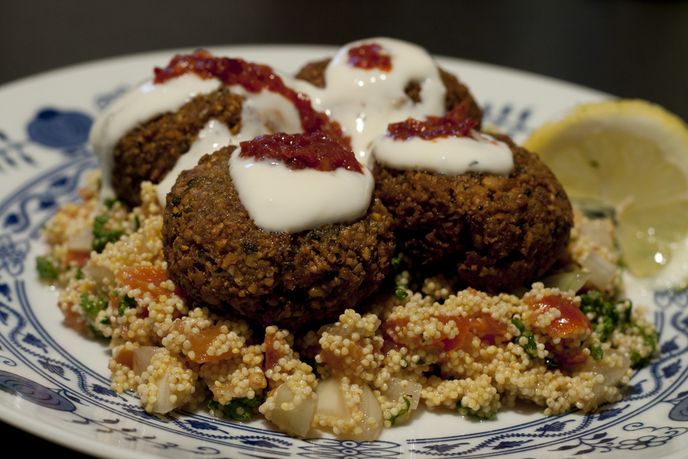 6.2. – Tereza Vandrovcová: CO: Falafel Tabouleh. KDE: Doma. JAK (hodnocení): 8. ZA KOLIK: 20,- Kč. CELKOVÝ DOJEM: Dnes jsem doma usmažila falafel neboli arabské placičky z cirzny s cous cous salátem, sojovým jogurtem a pikantní harisou. Tento recept již používám dlouho a je mezi mými přáteli velice oblíben. Náklady nebyly vysoké, neboť suroviny na tento recept jsou samy o sobě levné, ale navíc byl cous cous a rajčata nalezena za Tescem (aneb malá ochutnávka freeganství). Dávám hodnocení 8, protože cous cous jsem ve spěchu nenechala dostatečně nabobtnat, ale falafel byl vynikající.