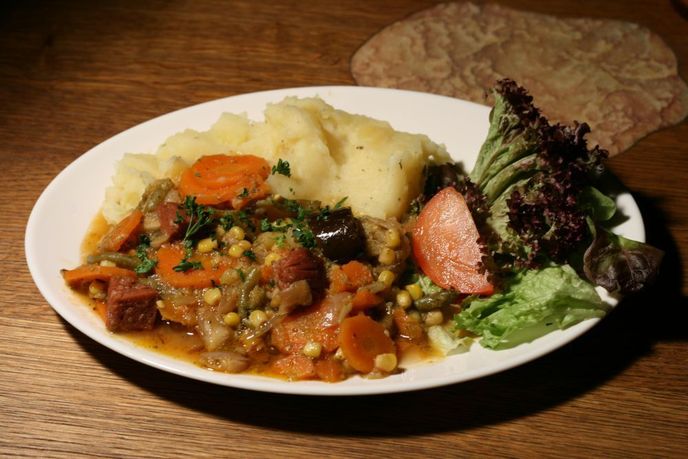 8.2. – Tereza Vandrovcová: Co: Pečená rostlinná uzenina se zeleninou, bramborová kaše. Kde: Restaurace Maitrea, Týnská ulička 6, Praha 1. Hodnocení: 8. Za kolik: 108kč/menu s polévkou a vodou. Celkový dojem: Dnes jsem si zašla na polední menu restaurace Maitrea, které obsahovalo lahodnou špenátovou polévku s uzeným tempehem a hlavní jídlo tvořené chutnou rostlinnou uzeninou, jemnou bramborovou kaší, (pře)vařenou zeleninou a dobře ochucenou oblohou. Zelenina mohla být vařena kratší dobu, nicméně celkový dojem byl přesto pozitivní. Nelíbila se mi nemožnost rezervovat v poledne stůl pro méně než 4 osoby a také, že se na focení část obsluhy netvářila zprvu příliš nadšeně, ale jinak byl početný obsluhující personál moc milý a pozorný. Jídlo bylo na stole pár minut po objednání, stejně tak jako účet. Interiér restaurace je zařízen ve stylu feng shui a působí velice příjemně. Škoda jen, že někdy mají menu pouze vegetariánské (nikoliv veganské, které vyhledávám). 8.2. – Tereza Vandrovcová: Co: Pečená rostlinná uzenina se zeleninou, bramborová kaše. Kde: Restaurace Maitrea, Týnská ulička 6, Praha 1. Hodnocení: 8. Za kolik: 108kč/menu s polévkou a vodou. Celkový dojem: Dnes jsem si zašla na polední menu restaurace Maitrea, které obsahovalo lahodnou špenátovou polévku s uzeným tempehem a hlavní jídlo tvořené chutnou rostlinnou uzeninou, jemnou bramborovou kaší, (pře)vařenou zeleninou a dobře ochucenou oblohou. Zelenina mohla být vařena kratší dobu, nicméně celkový dojem byl přesto pozitivní. Nelíbila se mi nemožnost rezervovat v poledne stůl pro méně než 4 osoby a také, že se na focení část obsluhy netvářila zprvu příliš nadšeně, ale jinak byl početný obsluhující personál moc milý a pozorný. Jídlo bylo na stole pár minut po objednání, stejně tak jako účet. Interiér restaurace je zařízen ve stylu feng shui a působí velice příjemně. Škoda jen, že někdy mají menu pouze vegetariánské (nikoliv veganské, které vyhledávám).
