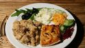 9.2. – Tereza Vandrovcová: Co: Halušky se zelím a uzeným tempehem, pizza a zeleninová obloha. Kde: Country Life, Melantrichova, Praha. Hodnocení: 10. Kolik: 80,- Kč. Celkový dojem: Ačkoliv halušky možná nevypadají dvakrát fotogenicky, chuť byla nepřekonatelná, proto si dovolím dnes dát plný počet bodů. Tempeh byl lehce osmažený a dobře okořeněný. Zelí bylo tak akorát kyselé a omaštěné. Pizza s lahodnou křupavou kůrkou ani obloha z čerstvé bio zeleniny jako vždy nezklamala. Obsluha velice milá, prostředí příjemné, gurmánský zážitek dnes podtrhlo romantické sněžení za okny:) 9.2. – Tereza Vandrovcová: Co: Halušky se zelím a uzeným tempehem, pizza a zeleninová obloha. Kde: Country Life, Melantrichova, Praha. Hodnocení: 10. Kolik: 80,- Kč. Celkový dojem: Ačkoliv halušky možná nevypadají dvakrát fotogenicky, chuť byla nepřekonatelná, proto si dovolím dnes dát plný počet bodů. Tempeh byl lehce osmažený a dobře okořeněný. Zelí bylo tak akorát kyselé a omaštěné. Pizza s lahodnou křupavou kůrkou ani obloha z čerstvé bio zeleniny jako vždy nezklamala. Obsluha velice milá, prostředí příjemné, gurmánský zážitek dnes podtrhlo romantické sněžení za okny:)