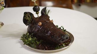 Je vinař, vaří ale podle receptů z devatenáctého století. Postním jídlem byl třeba i jezevec Je vinař, vaří ale podle receptů z devatenáctého století. Postním jídlem byl třeba i jezevec