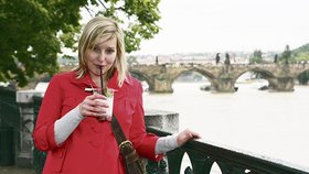 Malinový alkoholický drink ochutnala na Alšově nábřeží Kateřina Hýlová (21) ze Zlína
