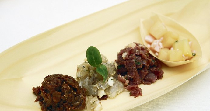 Tři různé druhy tatarských bifteků a k tomu kopeček salátu stojí 4 grandy, tedy stovku