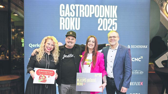 Aneta Martišková (vlevo) a generální ředitel Edenred ČR Peter Hradiský (vpravo) při předávání ceny za Nejlepší obědové menu manželům Pavlasovým z Jídelny Labuť Aneta Martišková (vlevo) a generální ředitel Edenred ČR Peter Hradiský (vpravo) při předávání ceny za Nejlepší obědové menu manželům Pavlasovým z Jídelny Labuť