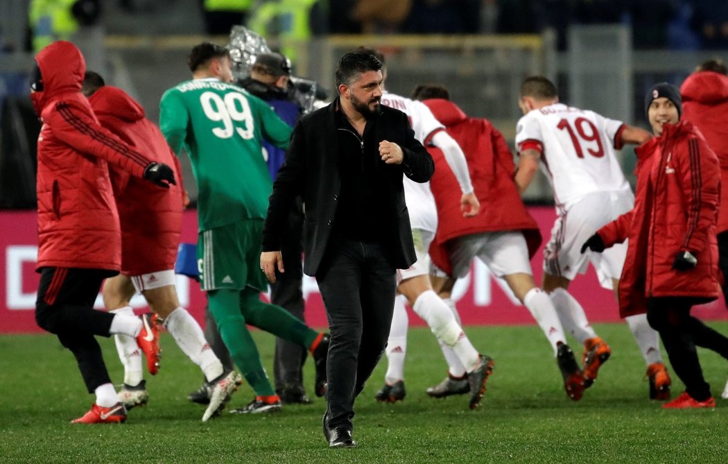 Trenér AC Milán Gennaro Gattuso a jeho svěřenci v pozadí slavicí triumf na hřišti AC Milán