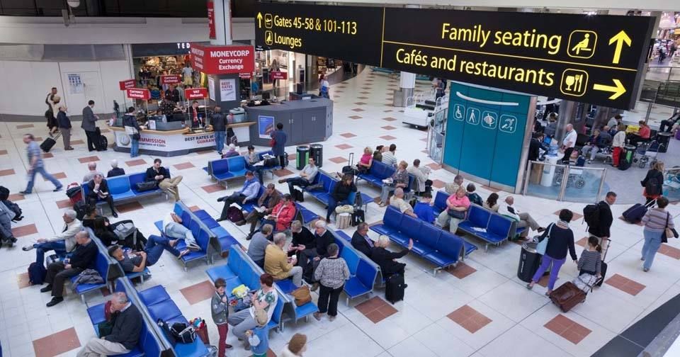 V Británii evakuovali pasažéry z letiště Gatwick, prý preventivně.