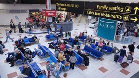 V Británii evakuovali pasažéry z letiště Gatwick, prý preventivně.