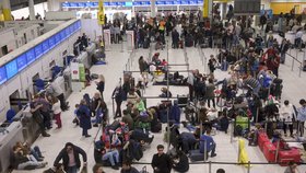 Provoz na letišti Gatwick u Londýna tento týden ochromily drony. Pachatele ale stále úřady nedopadly.