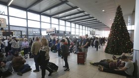 Provoz na letišti Gatwick u Londýna tento týden ochromily drony. Pachatele ale stále úřady nedopadly.