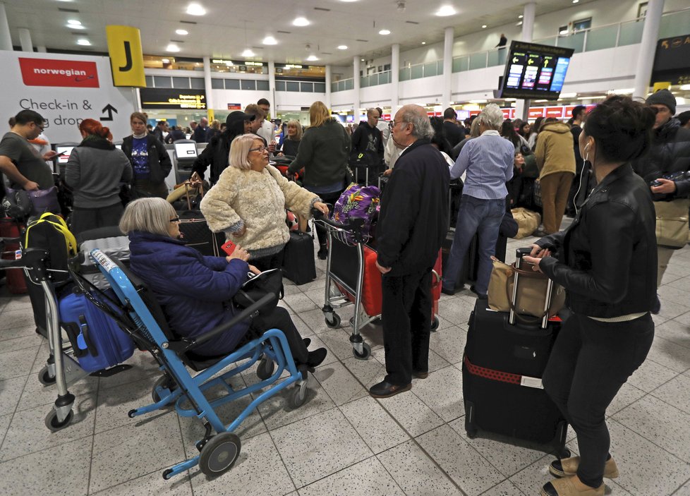 Provoz na letišti Gatwick u Londýna znovu narušily drony