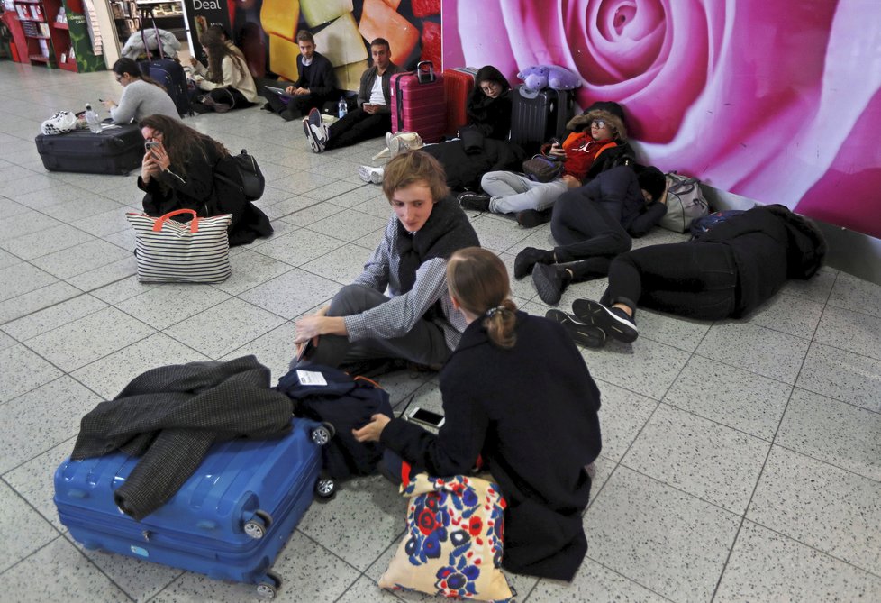 Letiště Gatwick se zčásti otevírá po omezení provozu z důvodu neznámých dronů