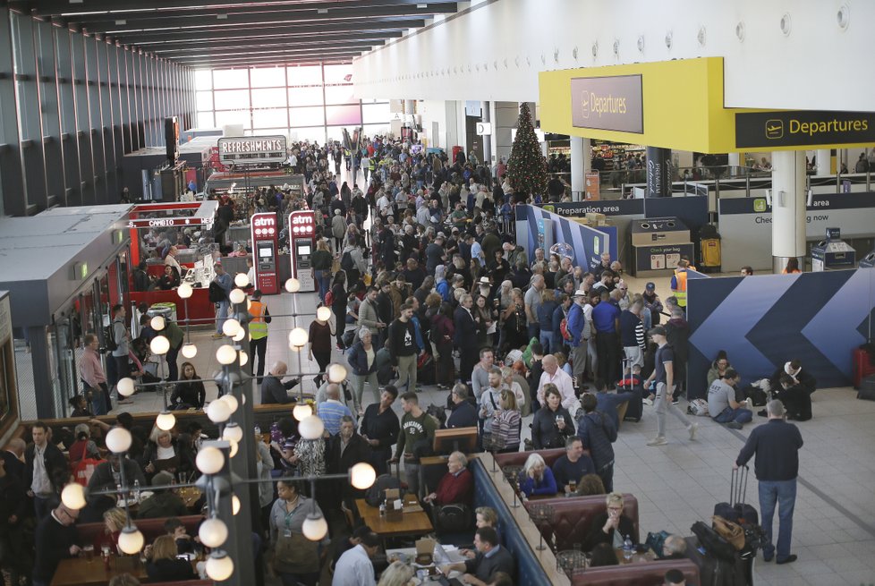 Provoz na letišti Gatwick u Londýna znovu narušily drony