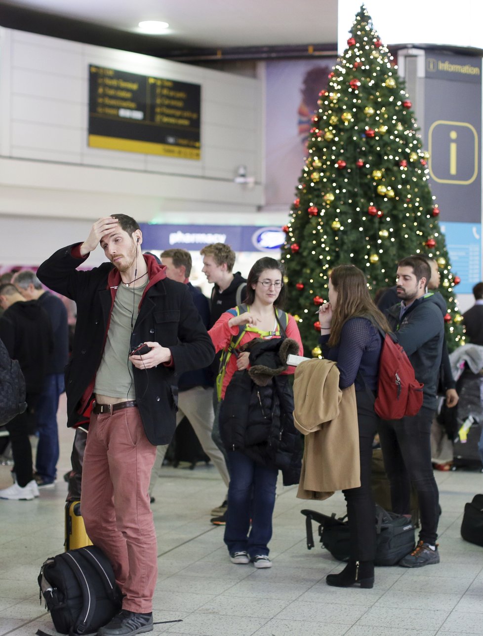 Provoz na letišti Gatwick u Londýna znovu narušily drony