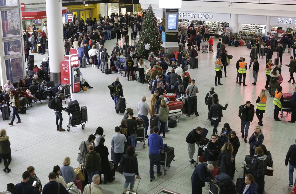 Provoz na letišti Gatwick u Londýna znovu narušily drony