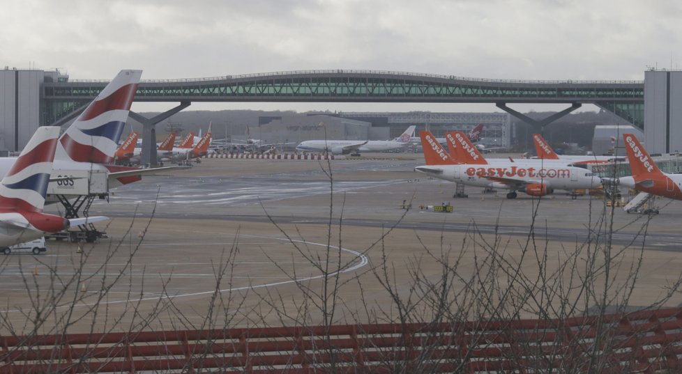 Letiště Gatwick se zčásti otevírá po omezení provozu z důvodu neznámých dronů