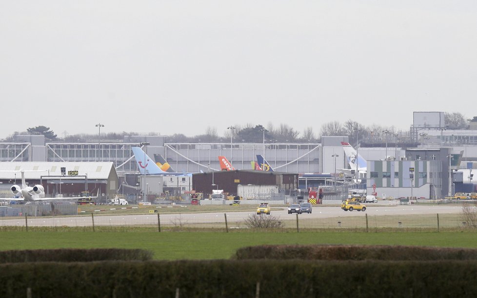 Letiště Gatwick se zčásti otevírá po omezení provozu z důvodu neznámých dronů.