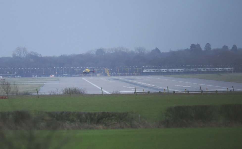 Letiště Gatwick se zčásti otevírá po omezení provozu z důvodu neznámých dronů.