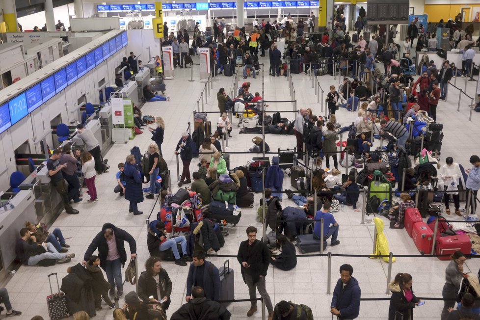 Provoz na letišti Gatwick u Londýna znovu narušily drony