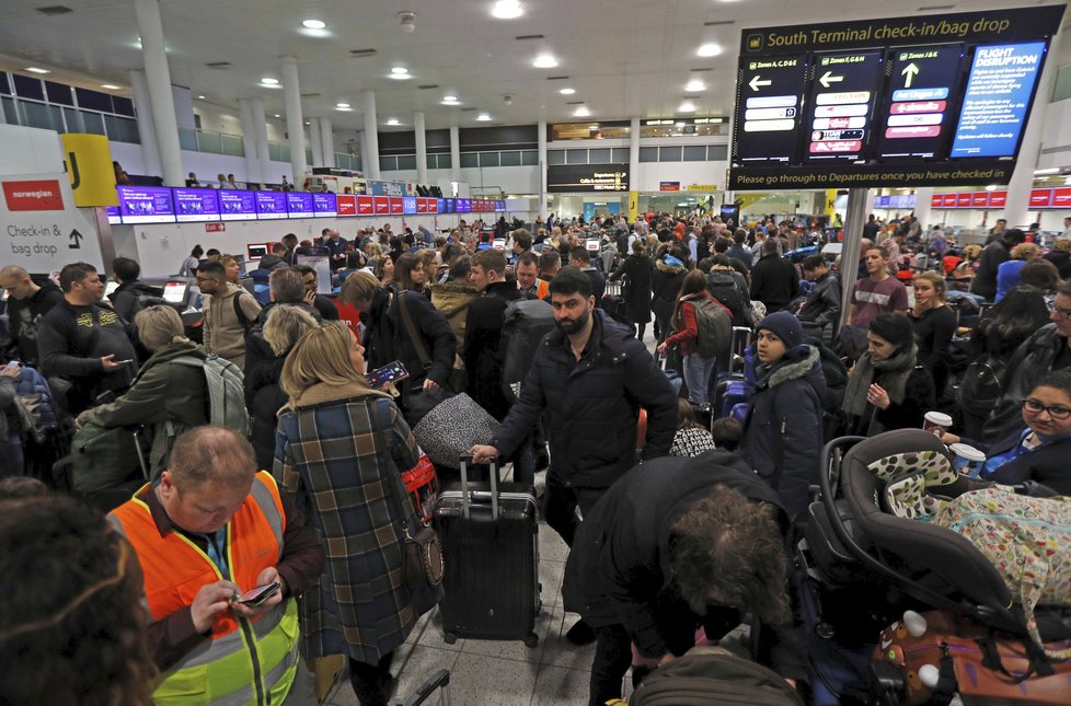 Letiště Gatwick se zčásti otevírá po omezení provozu z důvodu neznámých dronů