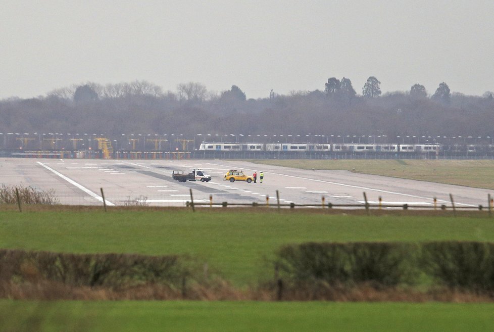 Letiště Gatwick se zčásti otevírá po omezení provozu z důvodu neznámých dronů