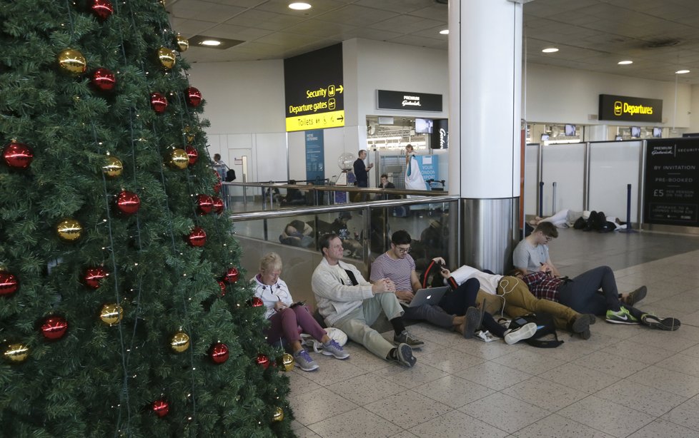 Letiště Gatwick se zčásti otevírá po omezení provozu z důvodu neznámých dronů