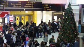 Provoz na letišti Gatwick u Londýna tento týden ochromily drony. Pachatele ale stále úřady nedopadly.