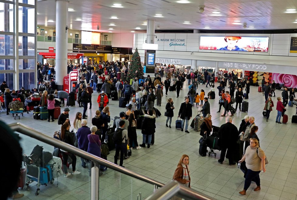 Provoz na londýnském letišti Gatwick přerušily ilegální přelety dronů. Na svůj let zde čekají desítky tisíc lidí (20.12.2018).