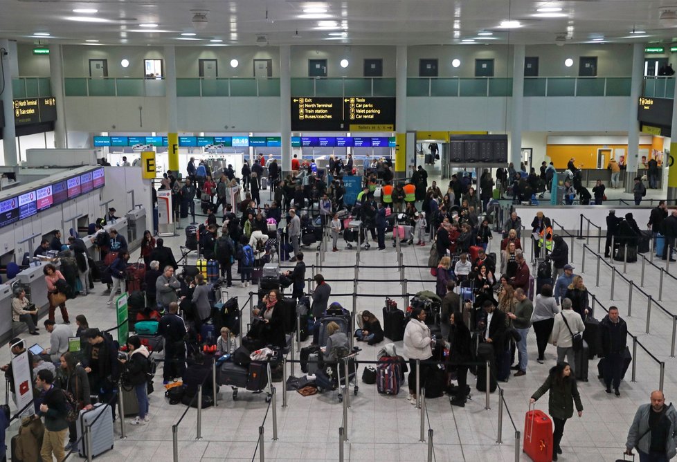 Provoz na londýnském letišti Gatwick přerušily ilegální přelety dronů. Na svůj let zde čekají desítky tisíc lidí (20.12.2018).