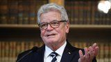 Německý exprezident káral český nevděk a chválil EU. Gauck má metál Karla IV.