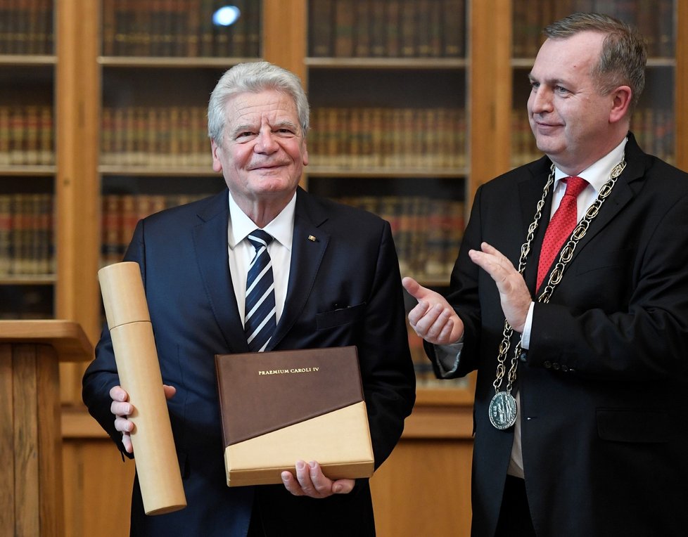 Německý exprezident Joachim Gauck obdržel cenu Karla IV. od Univerzity Karlovy a Prahy (21. 1. 2019).