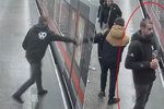 Pražští policisté pátrají po muži, který svou nezvládnutou agresí způsobil na dveřích soupravy metra škodu ve výši 30 tisíc korun.