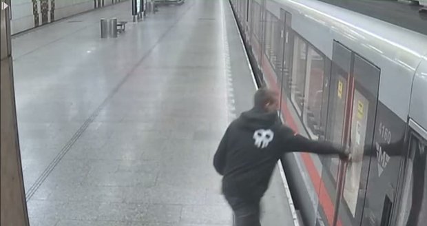 Pražští policisté pátrají po muži, který svou nezvládnutou agresí způsobil na dveřích soupravy metra škodu ve výši 30 tisíc korun.