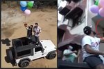 YouTuber Gaurav přivázal svého psa k balónkům a pustil do vzchudu. Policie ho zatkla.