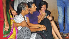 Příbuzní truchlí ze smrti novinářky Gauri Lankešové.